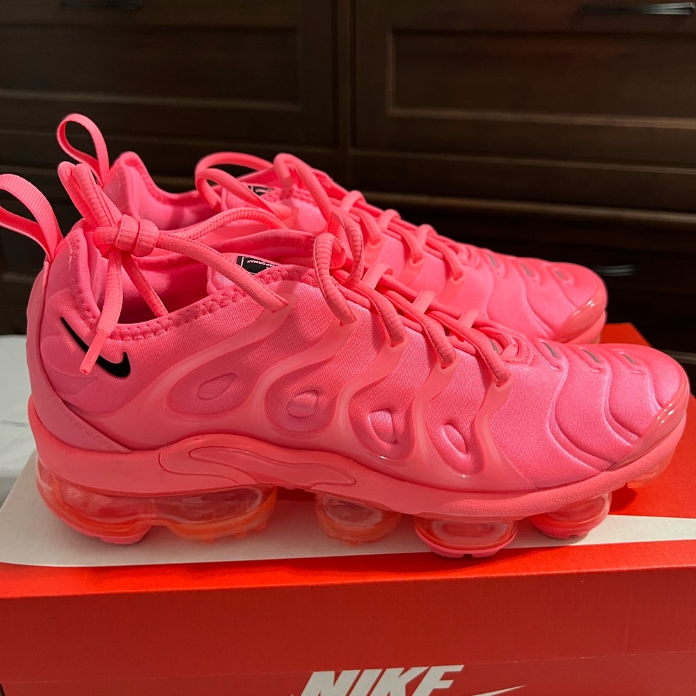 AIR VAPORMAX PLUS  / SUNSET PULSE, BLACK GREST URCEN COUGNER SOLER PLA.SE/NOR